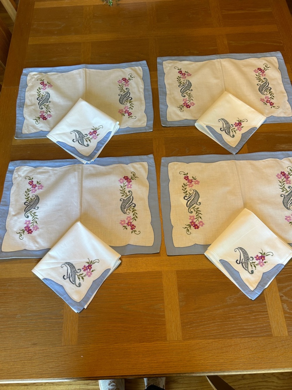 Pretty Embroidered Floral cotton 4 Placemats and 4 Napkins Set – Blue Trim